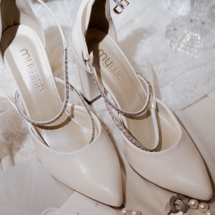 Czółenka śmietankowe ivory off white z paseczkami perłowymi na krzyż
