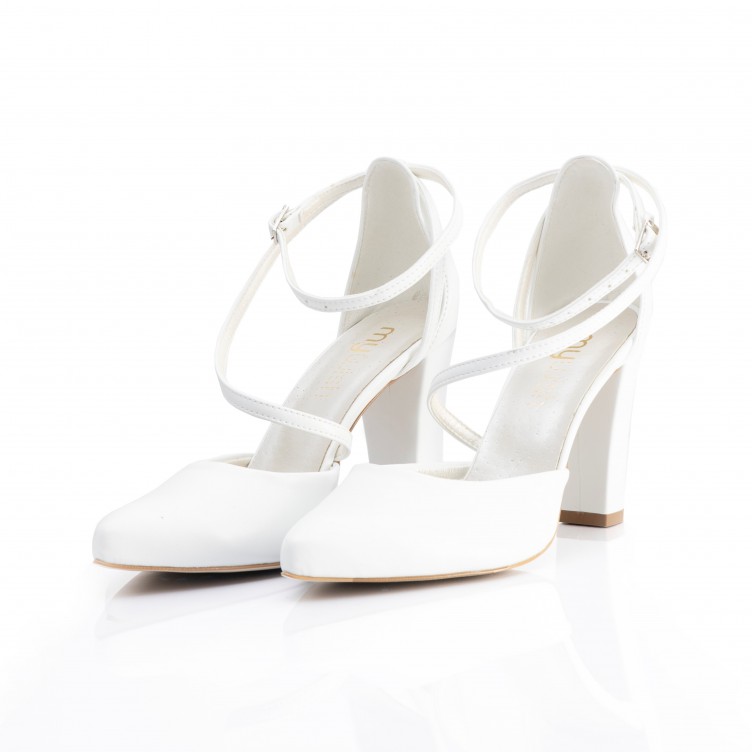 Buty białe (2).jpg Buty białe (2).jpg