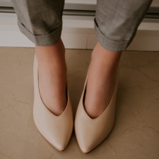 beżowe skórzane czółenka w szpic