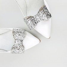 Dwa srebrne klipsy w kształcie kokardy