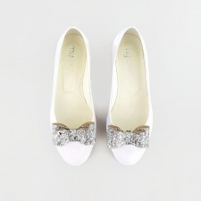  które można ozdobić wpinaną kokardą w wybranym kolorze.