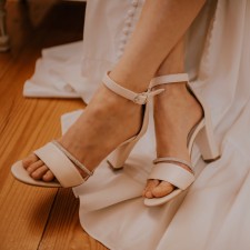 Sandałki Giovanna na słupku z kryształowym paskiem Ecru