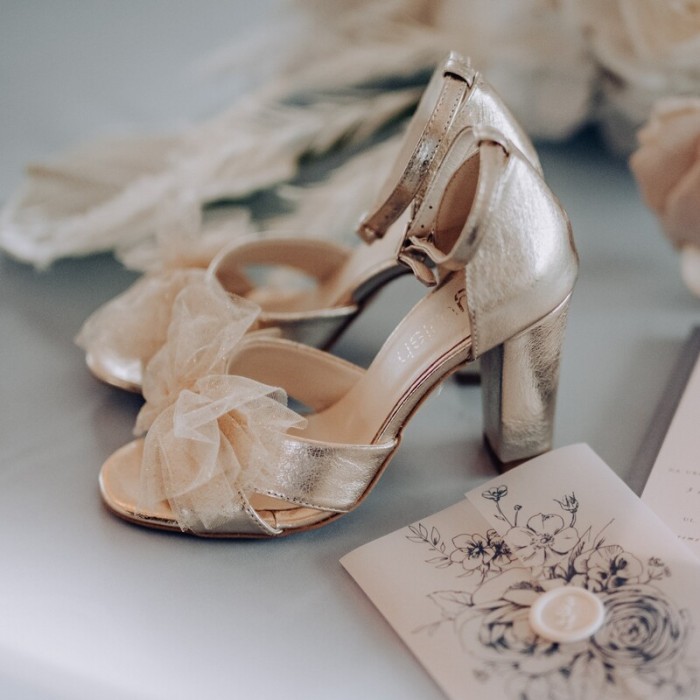 Czółenka ślubne Meghan na słupku złote z kokardą