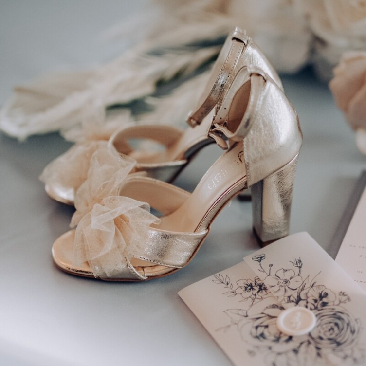 Czółenka ślubne Meghan na słupku złote z kokardą