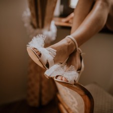 Czółenka ślubne Meghan na słupku 8 cm perłowe z kokardą