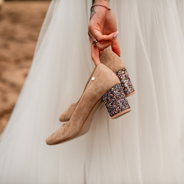 Czółenka w szpic na niskim obcasie nude zamsz