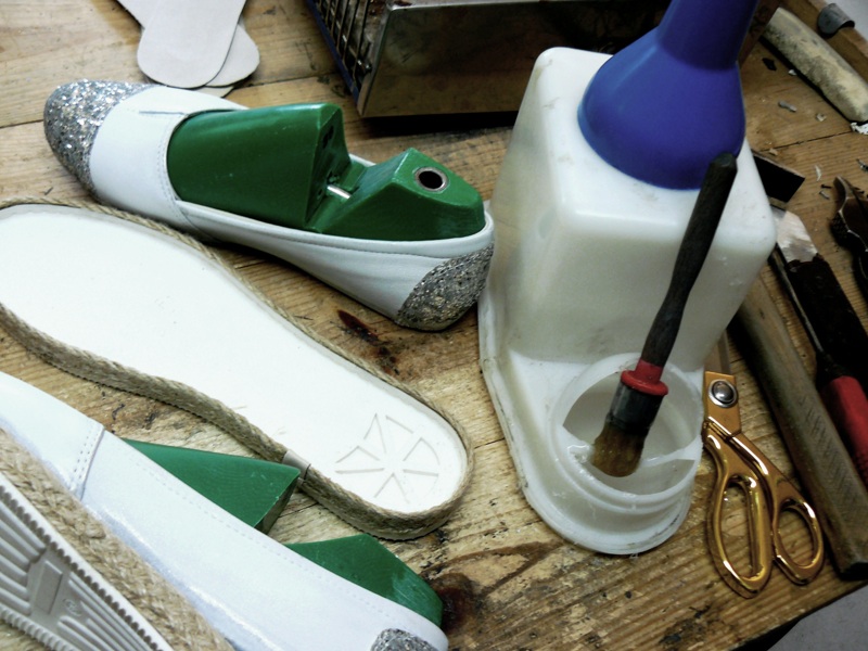 Przyklejamy spód do reszty buta, wykorzystujemy do tego specjalnie przygotowanego kleju aby Twoje buty były wytrzymałe