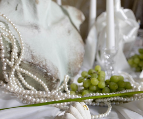 Przesądy ślubne, które wciąż straszą panny młode – perły, pech i ciotki 