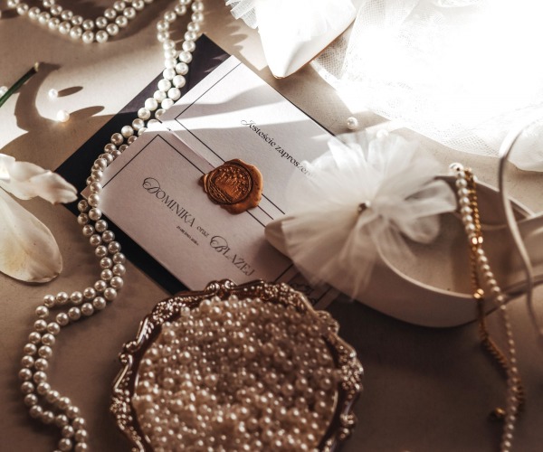 Zaproszenia ślubne w praktyce: jak zaplanować komunikację z klasą