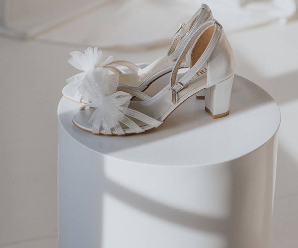 Idealne buty ślubne na wąską stopę. Jak znaleźć model, który nie zsunie się w tańcu?